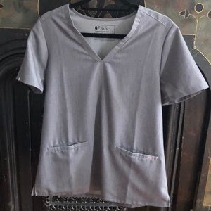 Figs 3 pocket scrub top-graphite